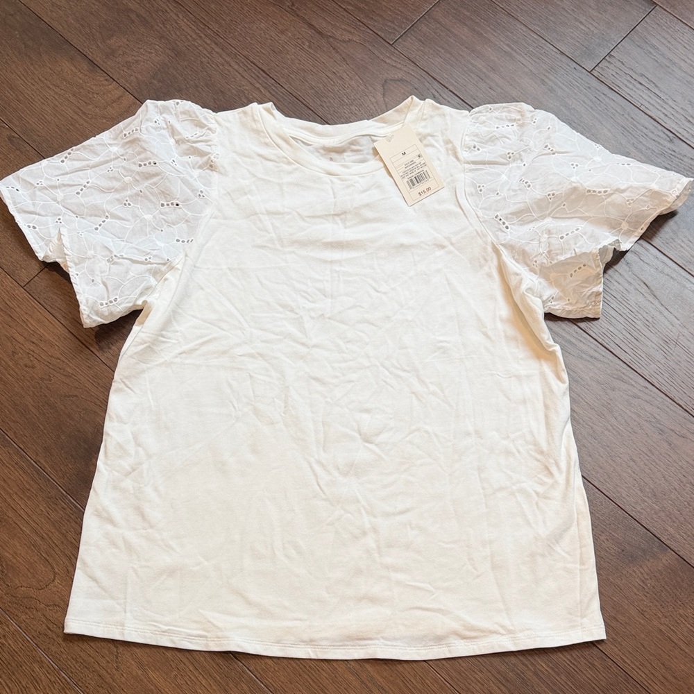 A new day White Eyelet Sleeve Top NWT Medium C7-017